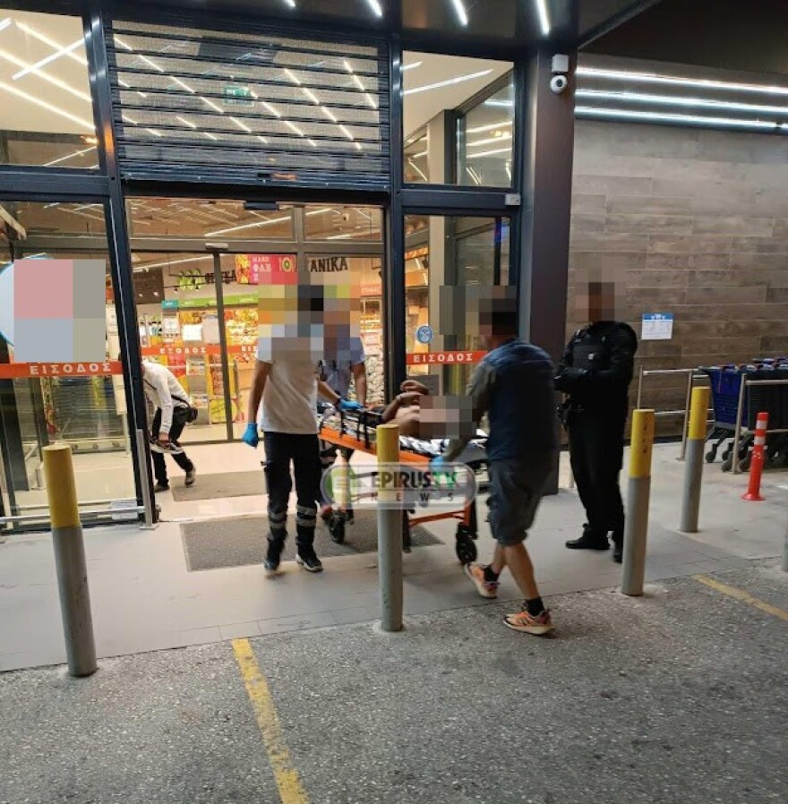 Ιωάννινα: Αιματηρό επεισόδιο σε σούπερ μάρκετ - Τσακώθηκαν και τον μαχαίρωσε (φωτογραφίες)