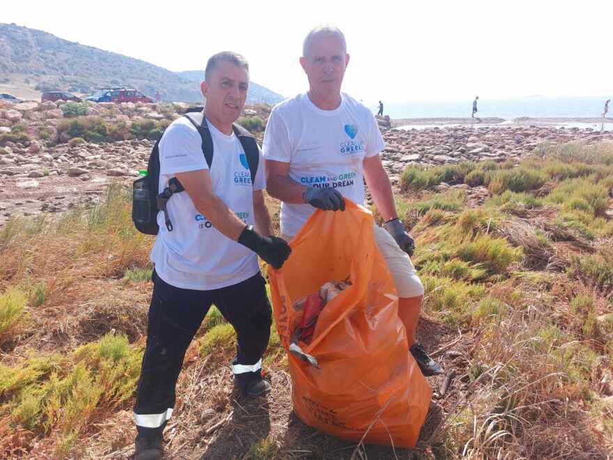 2 Τόνους Απορριμμάτων αφαίρεσαν οι εργαζόμενοι του Ομίλου Επιχειρήσεων Σαρακάκη και της Kinsen – Europcar από την παραλίας Βάρκιζας