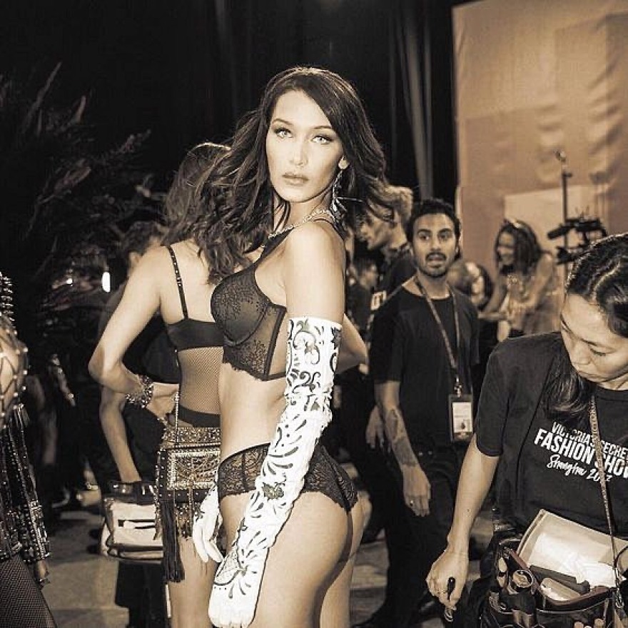 Μπέλα Χαντίντ: Αναπολεί τις εμφανίσεις της ως «άγγελος» με εσώρουχα - Δείτε τις φωτογραφίες