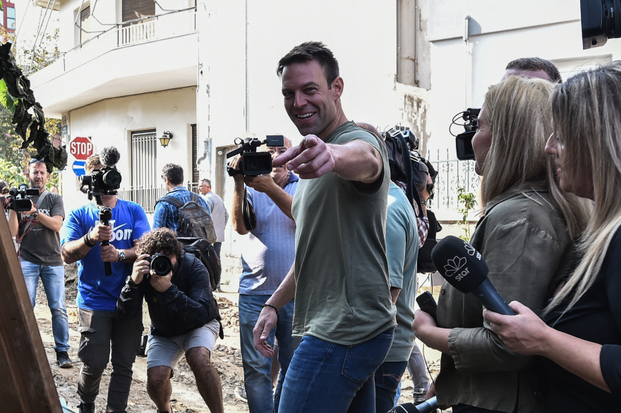 ΣΥΡΙΖΑ: Σόου Κασσελάκη στον Βόλο - Φτυαρίζει και βγάζει τα παπούτσια για να μπει στα σπίτια πλημμυροπαθών