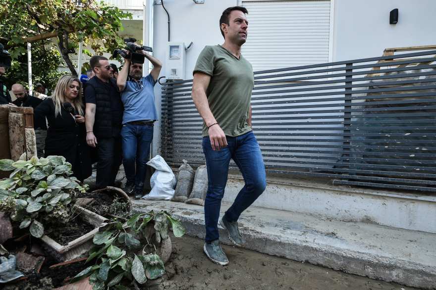 ΣΥΡΙΖΑ: Σόου Κασσελάκη στον Βόλο - Φτυαρίζει και βγάζει τα παπούτσια για να μπει στα σπίτια πλημμυροπαθών