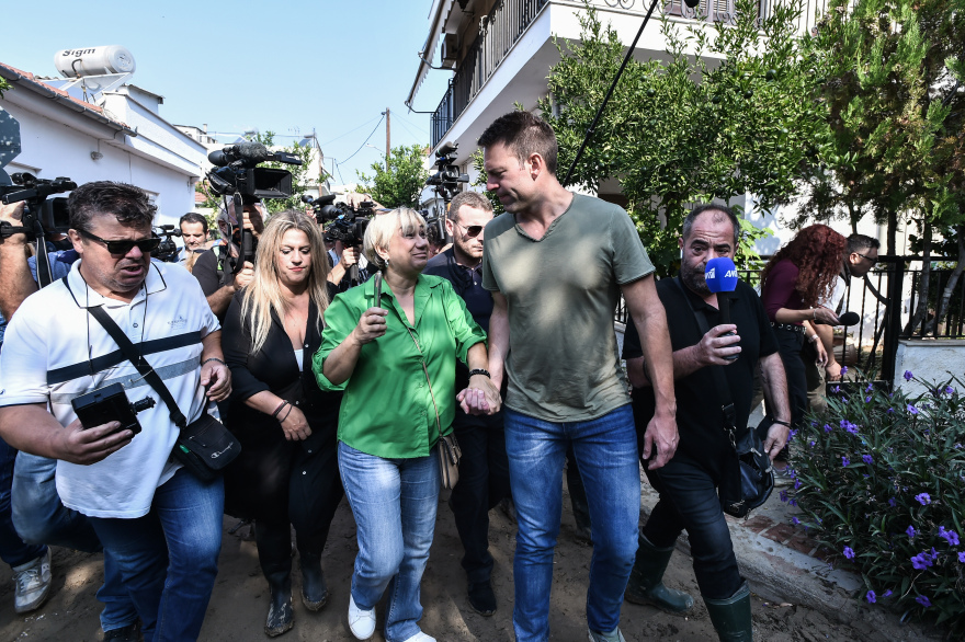 ΣΥΡΙΖΑ: Σόου Κασσελάκη στον Βόλο - Φτυαρίζει και βγάζει τα παπούτσια για να μπει στα σπίτια πλημμυροπαθών