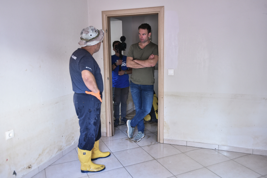 ΣΥΡΙΖΑ: Σόου Κασσελάκη στον Βόλο - Φτυαρίζει και βγάζει τα παπούτσια για να μπει στα σπίτια πλημμυροπαθών