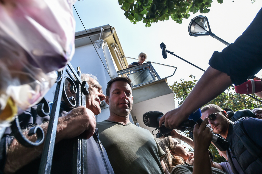 ΣΥΡΙΖΑ: Σόου Κασσελάκη στον Βόλο - Φτυαρίζει και βγάζει τα παπούτσια για να μπει στα σπίτια πλημμυροπαθών