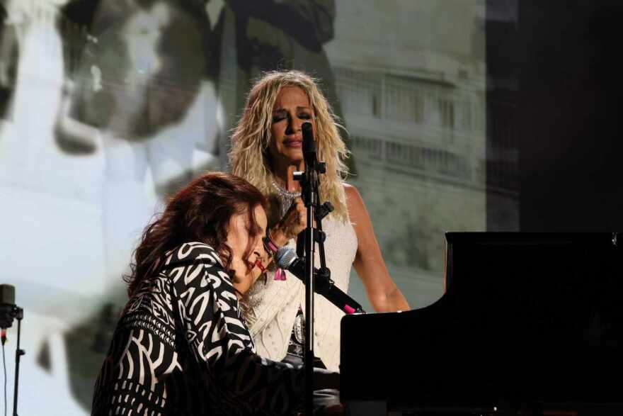 Βίντεο: Βίσση και Αργυρός ξεσήκωσαν το κοινό με τις… αγκαλιές τους