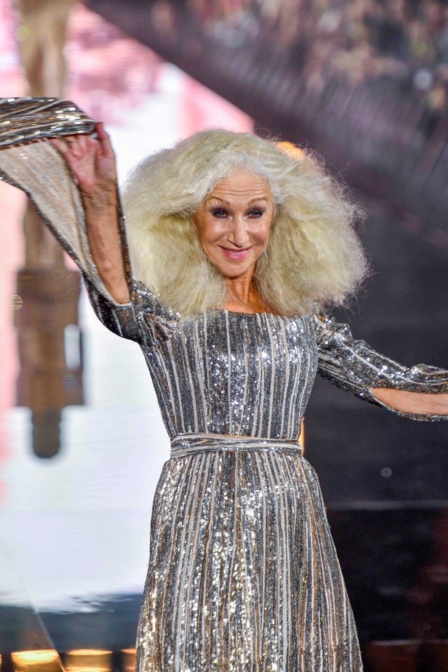 Έλεν Μίρεν: Με αέρα τοπ μόντελ και μαλλί άφρο στα 78 της όργωσε… την πασαρέλα