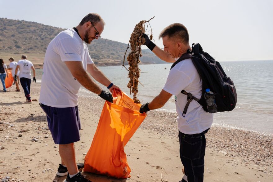 2 Τόνους Απορριμμάτων αφαίρεσαν οι εργαζόμενοι του Ομίλου Επιχειρήσεων Σαρακάκη και της Kinsen – Europcar από την παραλίας Βάρκιζας