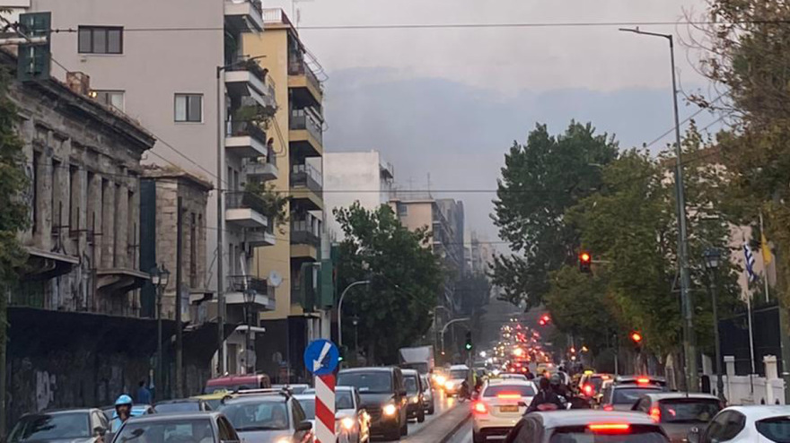 Έβαλαν φωτιά σε εγκαταλελειμμένο κτίριο στο κέντρο της Αθήνας για να «εξαφανίσουν» κλοπιμαία - Δείτε βίντεο