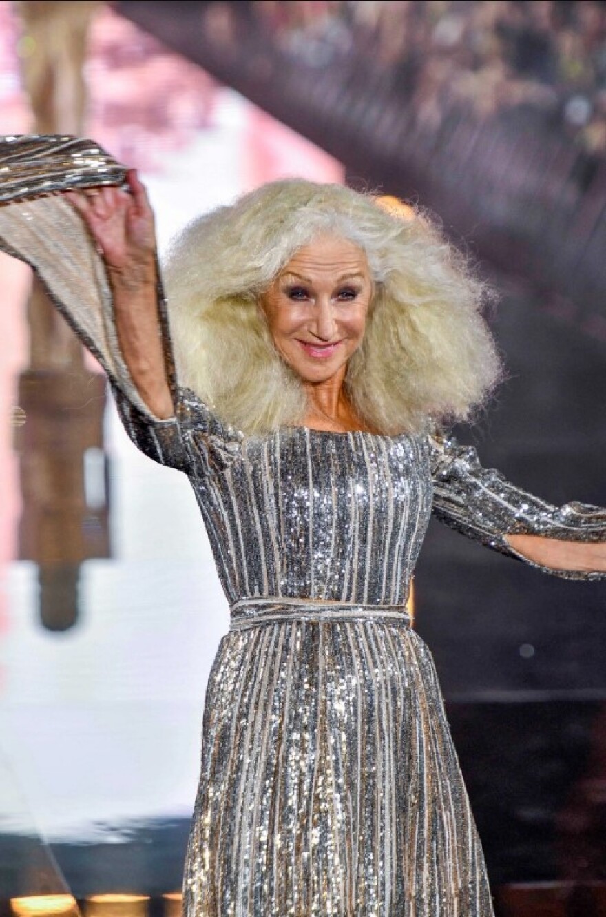 Εύα Λονγκόρια: Εντυπωσίασε στην πασαρέλα στην Εβδομάδα Μόδας του Παρισιού