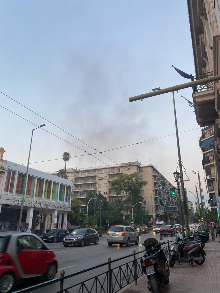 Έβαλαν φωτιά σε εγκαταλελειμμένο κτίριο στο κέντρο της Αθήνας για να «εξαφανίσουν» κλοπιμαία - Δείτε βίντεο