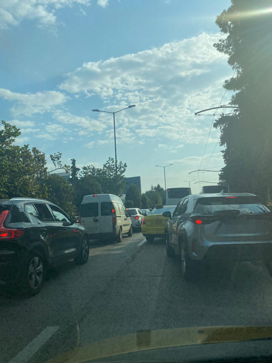 Κηφισίας: Μετά από 6 ώρες έληξε η «Οδύσσεια» των οδηγών - «Κόλλησαν» μετά από τροχαίο (βίντεο)