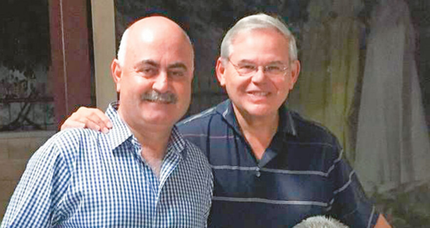 Ρόμπερτ Μενέντεζ: Τον έπιασαν στα πράσα... ή είναι πολύ σκληρός για να πεθάνει; 