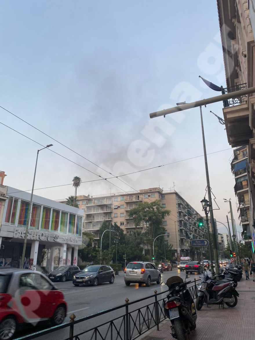 Έβαλαν φωτιά σε εγκαταλελειμμένο κτίριο στο κέντρο της Αθήνας για να «εξαφανίσουν» κλοπιμαία - Δείτε βίντεο