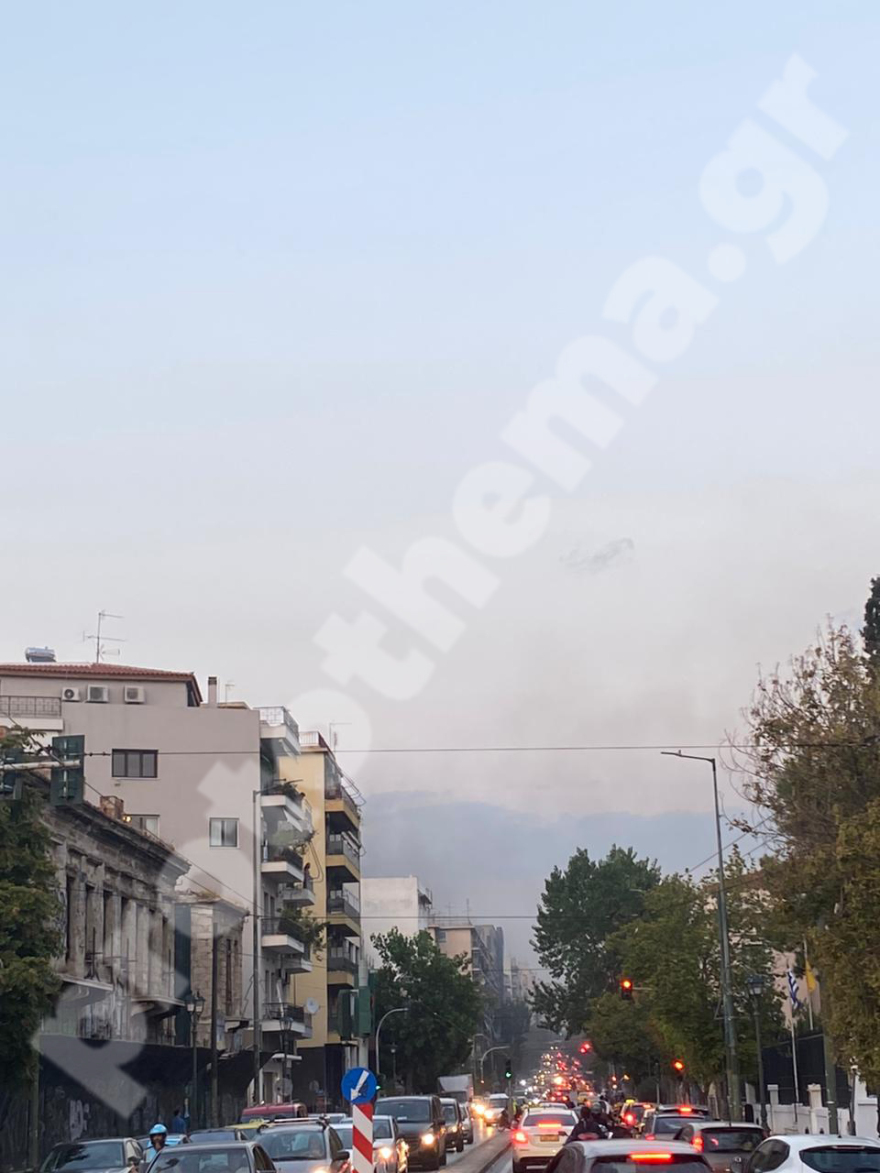 Έβαλαν φωτιά σε εγκαταλελειμμένο κτίριο στο κέντρο της Αθήνας για να «εξαφανίσουν» κλοπιμαία - Δείτε βίντεο