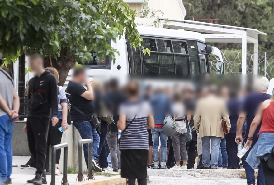 Στον εισαγγελέα οι 87 που ετοίμαζαν οπαδικό επεισόδιο - Βίντεο από την ώρα των συλλήψεων