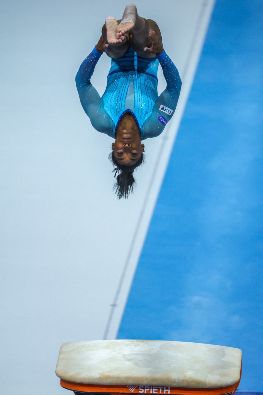 Σιμόν Μπάιλς: Επέστρεψε με θεαματικό άλμα στο Παγκόσμιο Πρωτάθλημα και γράφει ιστορία – Δείτε βίντεο