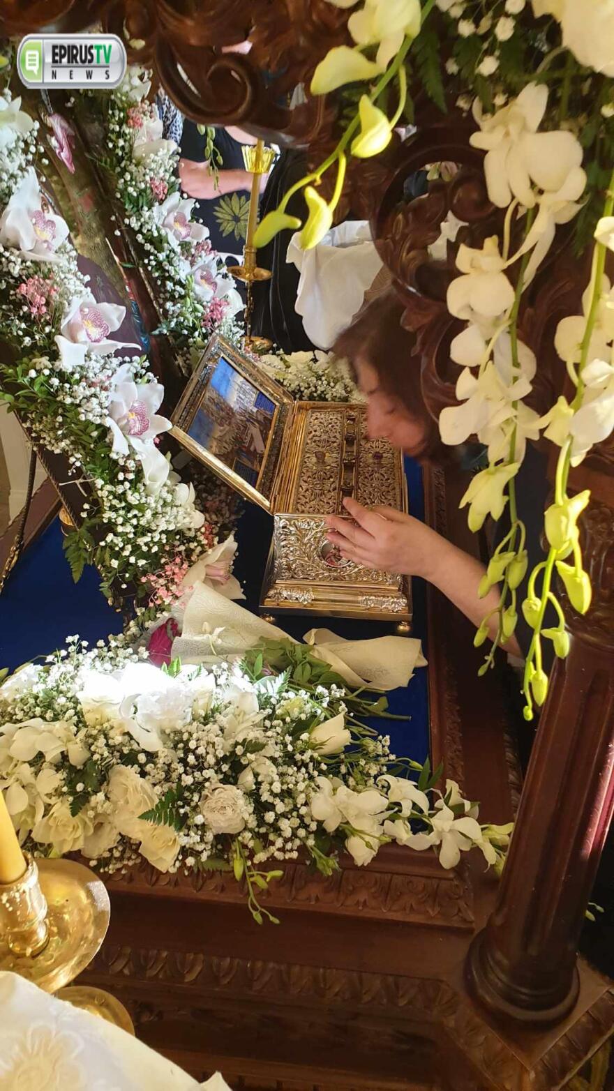 Ιωάννινα: Κοσμοσυρροή πιστών για να προσκυνήσουν την Τιμία Ζώνη της Θεοτόκου (βίντεο και φωτογραφίες)