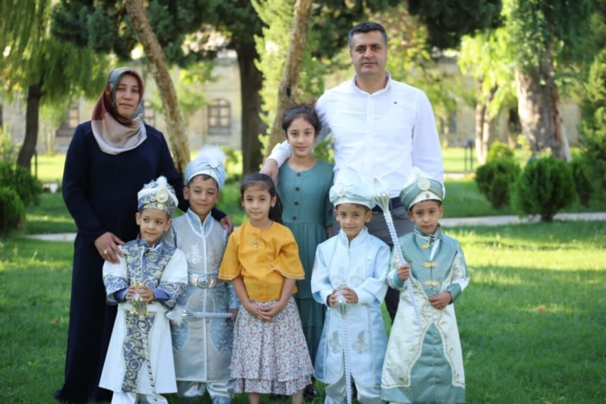 Σπαρακτικές στιγμές στην Τουρκία: Απαρηγόρητα 6 αδέρφια που αποχαιρετούν τους γονείς τους πριν μπουν φυλακή – Βίντεο