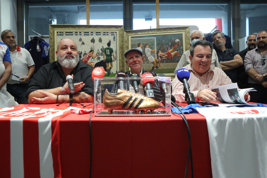  Νίκος Αναστόπουλος: Παρουσίασε τις επετειακές φανέλες του για τα 40 χρόνια από το «χάλκινο παπούτσι» - Φωτογραφίες και βίντεο 