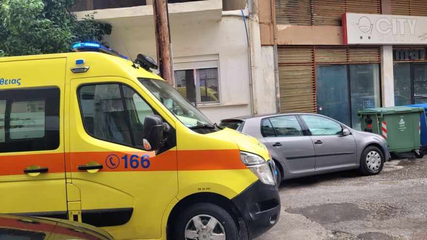 Λάρισα: 74χρονος αποπειράθηκε να αυτοκτονήσει κόβοντας τις φλέβες του - Τον βρήκε η κόρη του