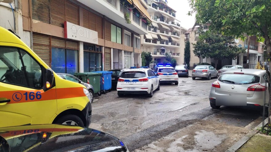 Λάρισα: 74χρονος αποπειράθηκε να αυτοκτονήσει κόβοντας τις φλέβες του - Τον βρήκε η κόρη του