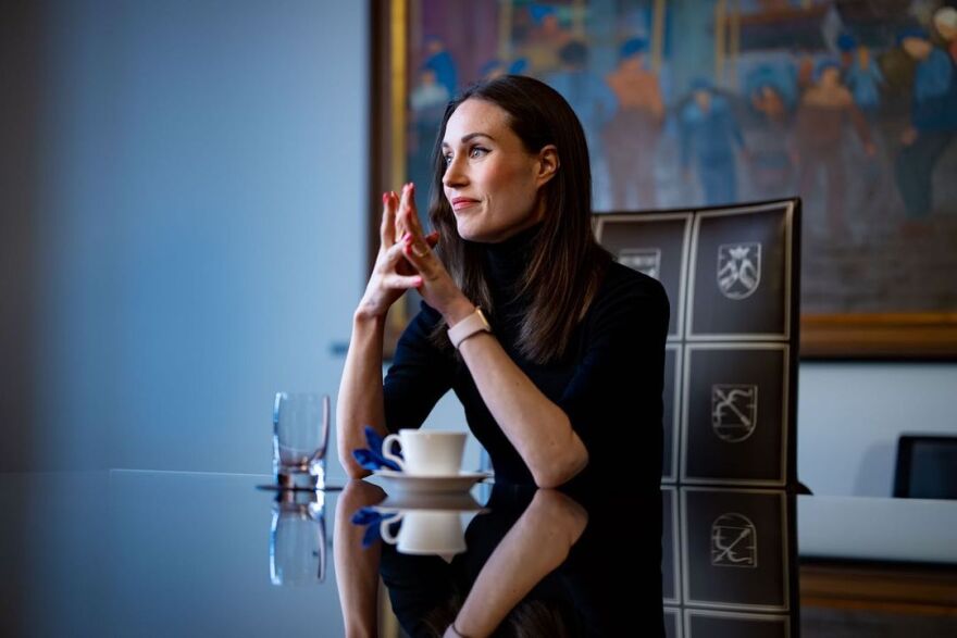 Σάνα Μαρίν: Από πρωθυπουργός... μοντέλο - «Επίδειξη» στιλ και χλιδής στο Παρίσι 