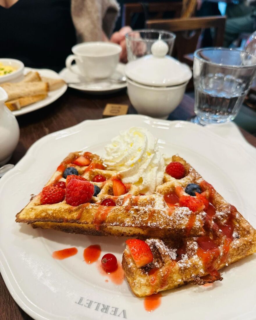 Σάνα Μαρίν: Από πρωθυπουργός... μοντέλο - «Επίδειξη» στιλ και χλιδής στο Παρίσι 