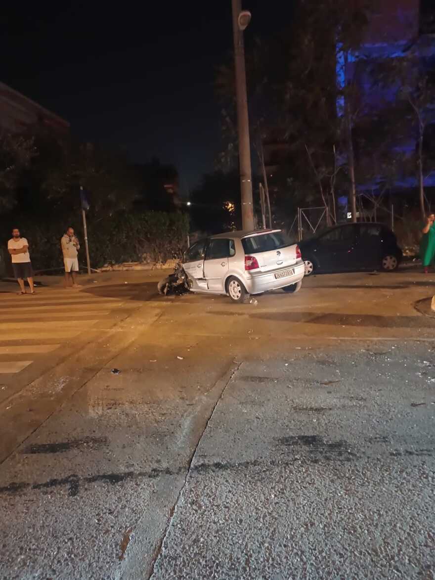 Τροχαίο ατύχημα στο Χαλάνδρι - Πληροφορίες για τρεις τραυματίες, ο ένας σοβαρά (βίντεο και φωτογραφίες)