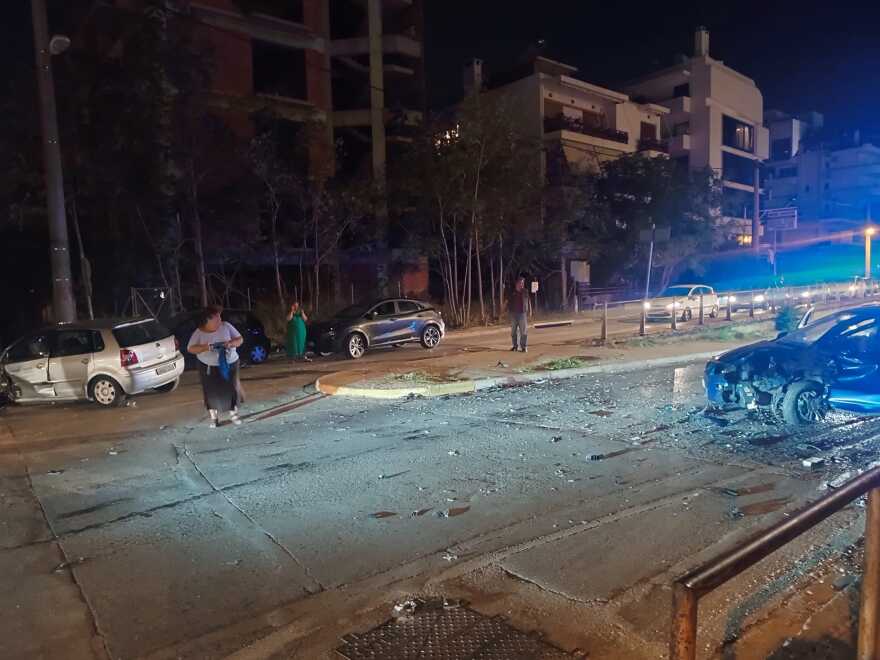 Τροχαίο ατύχημα στο Χαλάνδρι - Πληροφορίες για τρεις τραυματίες, ο ένας σοβαρά (βίντεο και φωτογραφίες)