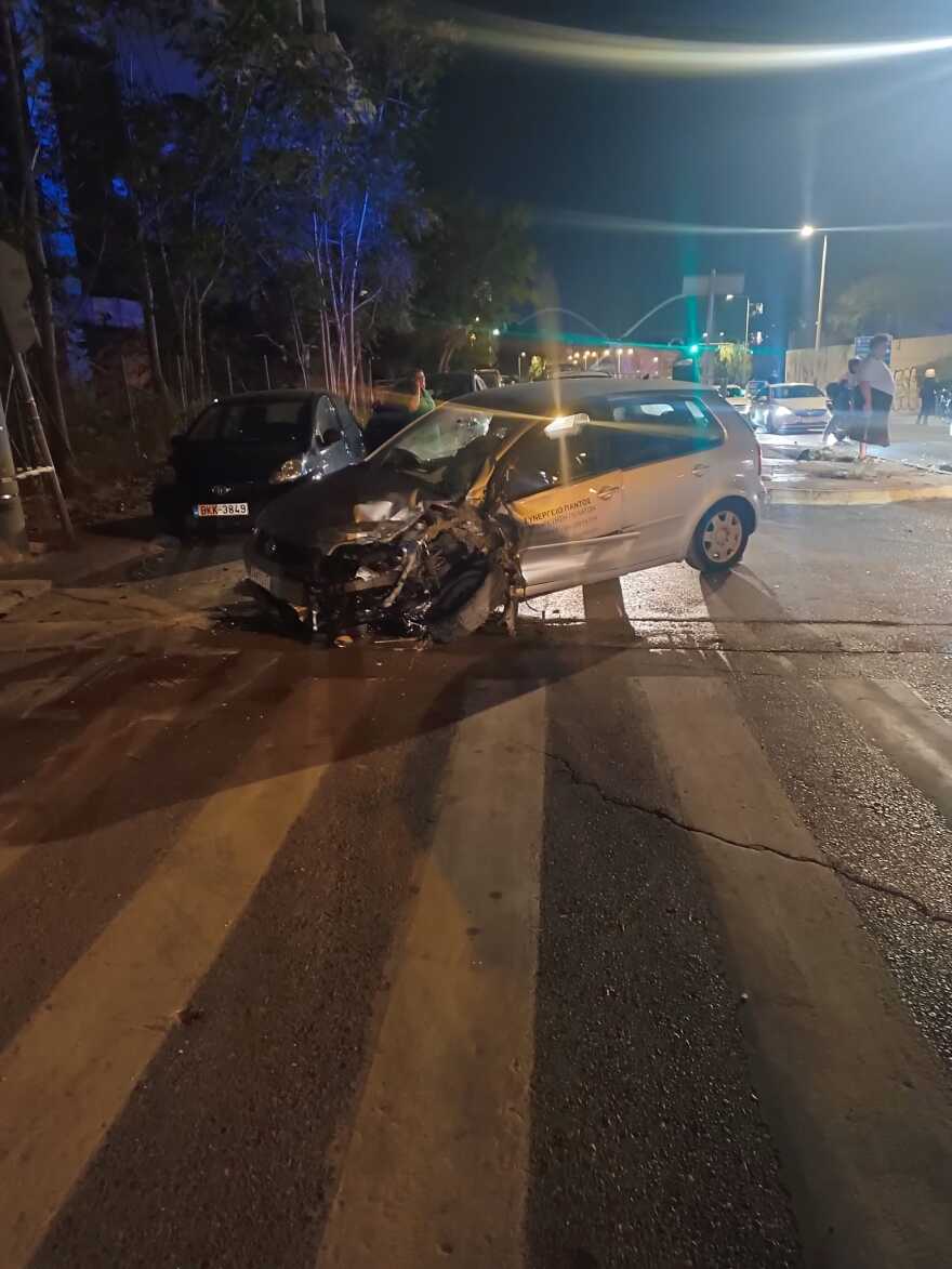 Τροχαίο ατύχημα στο Χαλάνδρι - Πληροφορίες για τρεις τραυματίες, ο ένας σοβαρά (βίντεο και φωτογραφίες)