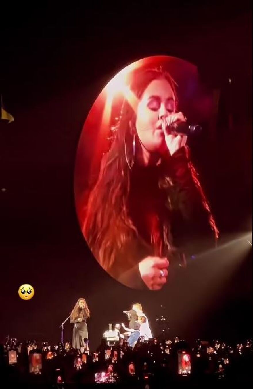 Σελένα Γκόμεζ: Η έκπληξη στους Coldplay - Ανέβηκε στη σκηνή χωρίς προειδοποίηση