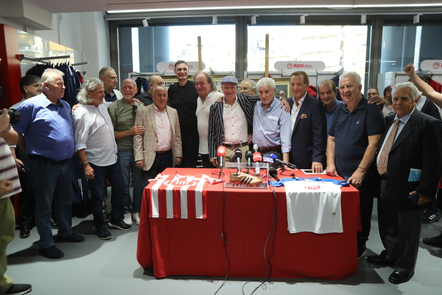  Νίκος Αναστόπουλος: Παρουσίασε τις επετειακές φανέλες του για τα 40 χρόνια από το «χάλκινο παπούτσι» - Φωτογραφίες και βίντεο 