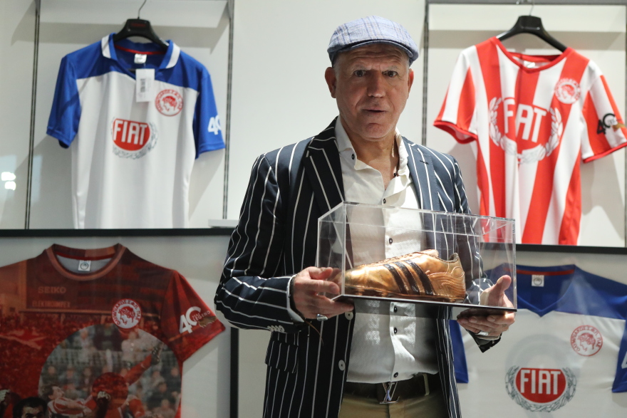  Νίκος Αναστόπουλος: Παρουσίασε τις επετειακές φανέλες του για τα 40 χρόνια από το «χάλκινο παπούτσι» - Φωτογραφίες και βίντεο 