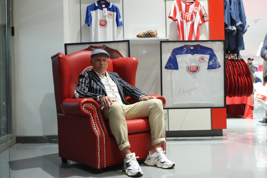  Νίκος Αναστόπουλος: Παρουσίασε τις επετειακές φανέλες του για τα 40 χρόνια από το «χάλκινο παπούτσι» - Φωτογραφίες και βίντεο 