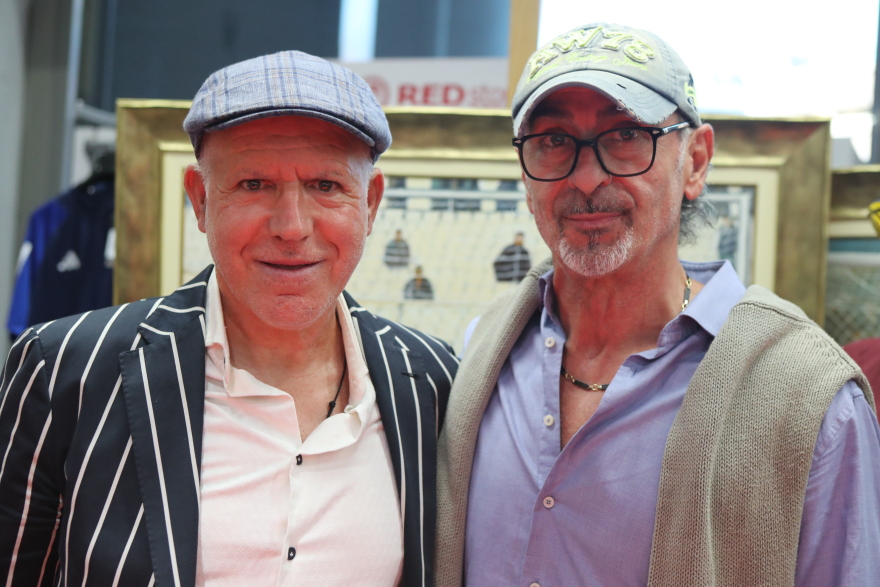  Νίκος Αναστόπουλος: Παρουσίασε τις επετειακές φανέλες του για τα 40 χρόνια από το «χάλκινο παπούτσι» - Φωτογραφίες και βίντεο 