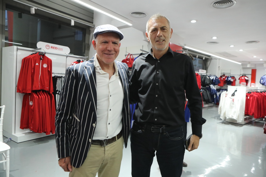  Νίκος Αναστόπουλος: Παρουσίασε τις επετειακές φανέλες του για τα 40 χρόνια από το «χάλκινο παπούτσι» - Φωτογραφίες και βίντεο 