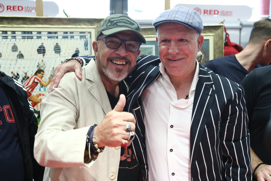  Νίκος Αναστόπουλος: Παρουσίασε τις επετειακές φανέλες του για τα 40 χρόνια από το «χάλκινο παπούτσι» - Φωτογραφίες και βίντεο 