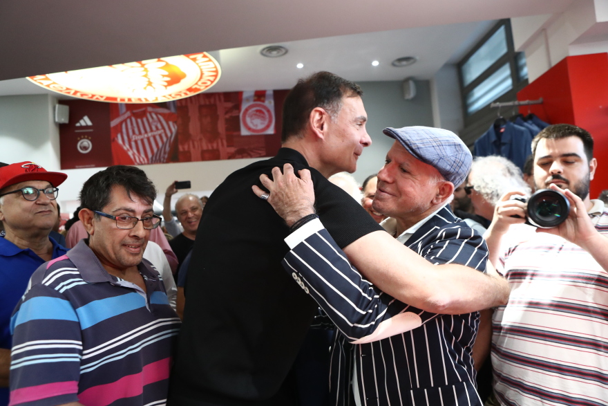  Νίκος Αναστόπουλος: Παρουσίασε τις επετειακές φανέλες του για τα 40 χρόνια από το «χάλκινο παπούτσι» - Φωτογραφίες και βίντεο 