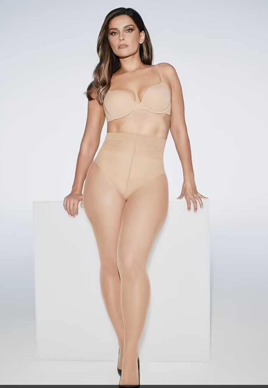 Η Νέλι Φουρτάντο φωτογραφίζεται με εσώρουχα της Κιμ Καρντάσιαν