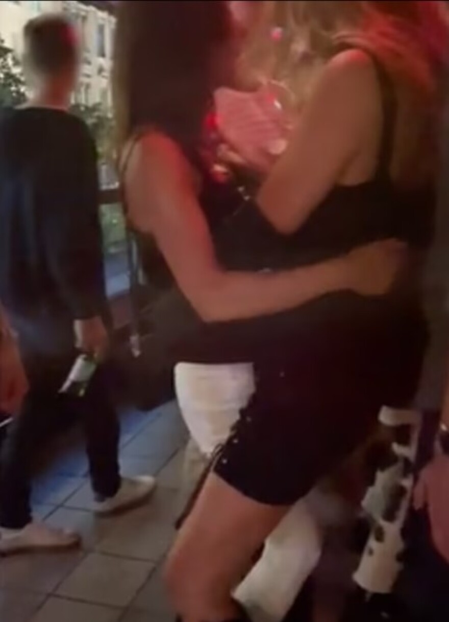 Σάνα Μαρίν: Από πρωθυπουργός... μοντέλο - «Επίδειξη» στιλ και χλιδής στο Παρίσι 