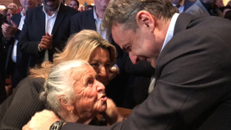 Με ποντιακή λύρα υποδέχτηκαν τον Μητσοτάκη στην Κοζάνη