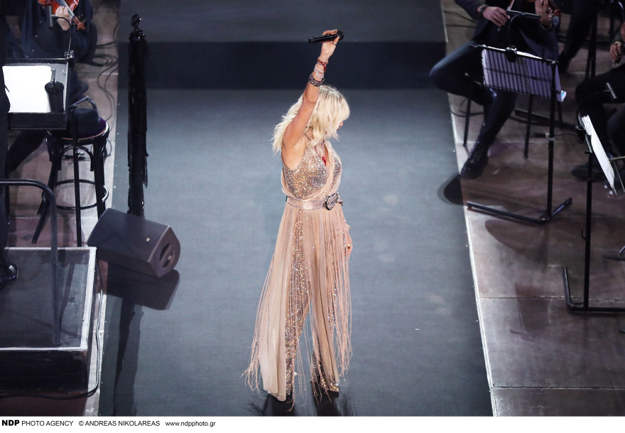 Άννα Βίσση: Αποθεώθηκε στο Ηρώδειο - Το φιλί με τον Νίκο Καρβέλα στη σκηνή 