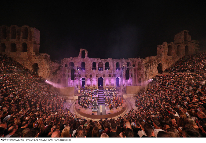 Άννα Βίσση: Αποθεώθηκε στο Ηρώδειο - Το φιλί με τον Νίκο Καρβέλα στη σκηνή 