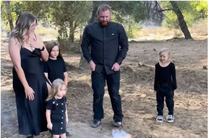 Μαμά μαθαίνει πως θα κάνει και τέταρτη κόρη - Δείτε πώς αντέδρασε