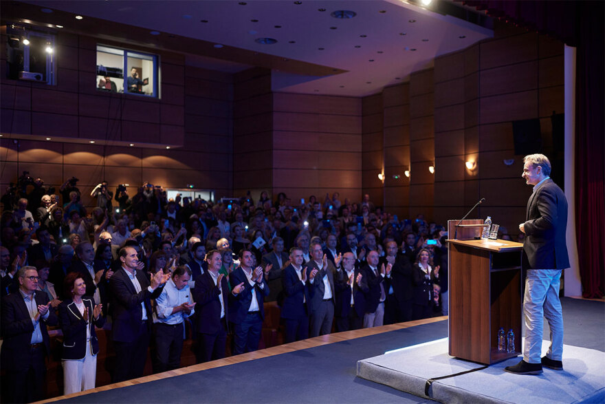 Με ποντιακή λύρα υποδέχτηκαν τον Μητσοτάκη στην Κοζάνη