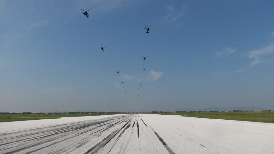 Δεκάδες ελικόπτερα στον αέρα: Το ΓΕΣ απαντά με την άσκηση «Πέλεκυς» στις φήμες για το Στεφανοβίκειο