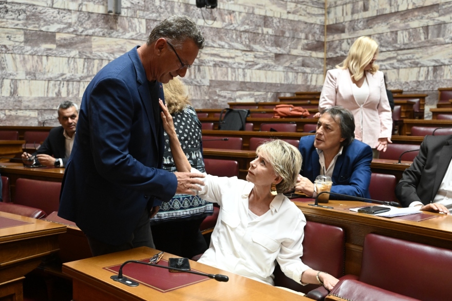 ΣΥΡΙΖΑ: Τα χειροκροτήματα στον Τσίπρα, οι αγκαλιές και τα «πηγαδάκια» πριν την ομιλία Κασσελάκη στην ΚΟ - Δείτε βίντεο