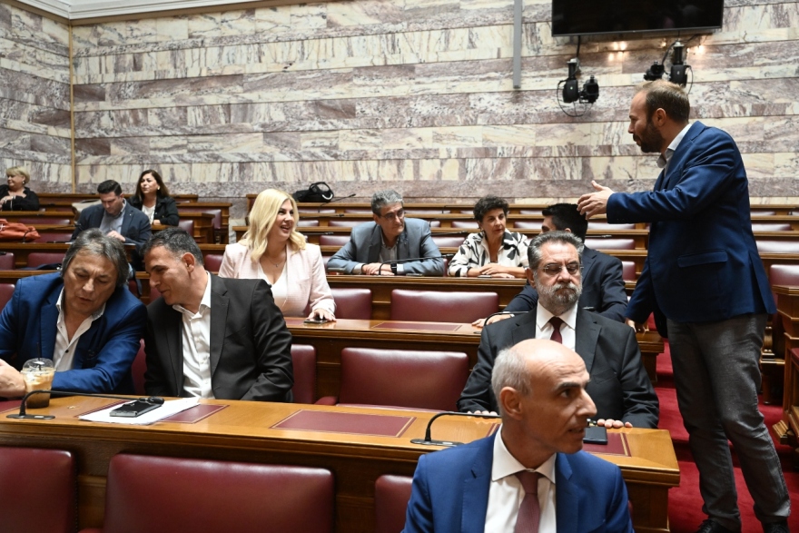 ΣΥΡΙΖΑ: Τα χειροκροτήματα στον Τσίπρα, οι αγκαλιές και τα «πηγαδάκια» πριν την ομιλία Κασσελάκη στην ΚΟ - Δείτε βίντεο