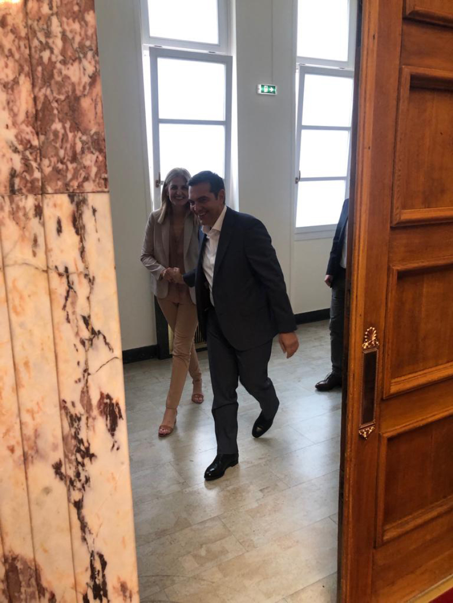 ΣΥΡΙΖΑ: Τα χειροκροτήματα στον Τσίπρα, οι αγκαλιές και τα «πηγαδάκια» πριν την ομιλία Κασσελάκη στην ΚΟ - Δείτε βίντεο