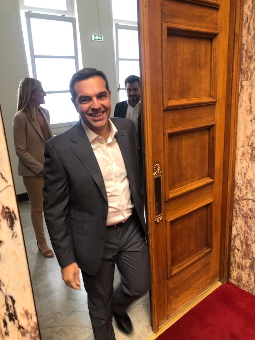 ΣΥΡΙΖΑ: Τα χειροκροτήματα στον Τσίπρα, οι αγκαλιές και τα «πηγαδάκια» πριν την ομιλία Κασσελάκη στην ΚΟ - Δείτε βίντεο